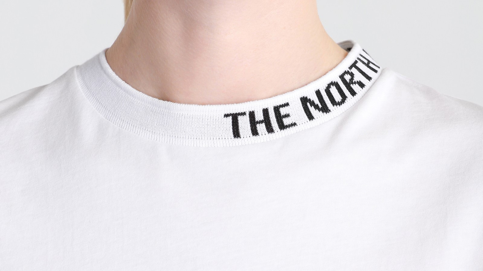 Нетипове розміщення логотипу на горловині футболки